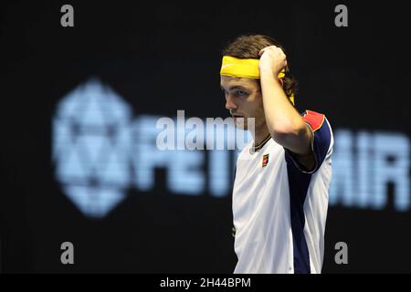 St. Petersburg, Russland. Oktober 2021. Taylor Fritz aus den USA gesehen während des St. Petersburg Open Tennisturniers 2021 gegen Marin Cilic aus Kroatien in der Sibur Arena. Endergebnis; Taylor Fritz 1:2 Marin Cilic. Kredit: SOPA Images Limited/Alamy Live Nachrichten Stockfoto