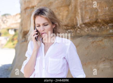 Schöne Geschäftsfrau im Gespräch auf Handy-Porträt Stockfoto