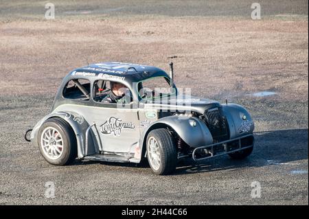 Der weltberühmte Stuntfahrer Terry Grant, der beim Flame & Thunder Event am Santa Pod Race Way im Oktober 2021 eine gefährliche Stunt Show ablegt Stockfoto