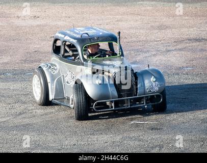 Der weltberühmte Stuntfahrer Terry Grant, der beim Flame & Thunder Event am Santa Pod Race Way im Oktober 2021 eine gefährliche Stunt Show ablegt Stockfoto