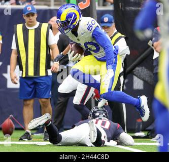 Houston, Texas, USA. 31. Oktober 2021: Der Los Angeles Rams-Linebacker Ernest Jones (50) Hürden im Houston Texans Quarterback Davis Mills (10), nachdem er während eines NFL-Spiels zwischen Houston und den Los Angeles Rams am 31. Oktober 2021 in Houston, Texas, eine Abhörung durchgeführt hatte. (Bild: © Scott Coleman/ZUMA Press Wire) Stockfoto