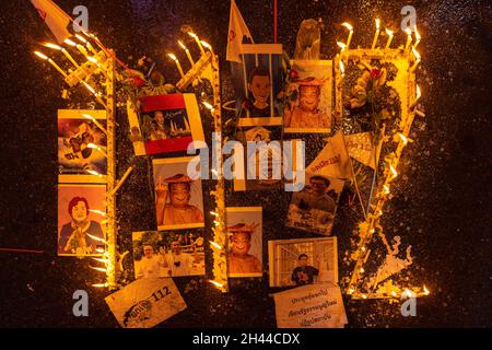 Bangkok, Thailand. Oktober 2021. Kerzen bilden 112 Lichtbilder von pro-demokratischen Aktivisten, die während des Protestes mit dem lèse-majesté-Gesetz (Paragraf 112) verfolgt wurden.Pro-Demokratie-Demonstranten versammelten sich am Junction Ratchaprasong, um den Rücktritt von Prayut Chan-O-Cha und die Aufhebung des lèse-majesté-Gesetzes (Paragraf 112) zu fordern. (Foto: Phobthum Yingpaiboonsuk/SOPA Images/Sipa USA) Quelle: SIPA USA/Alamy Live News Stockfoto