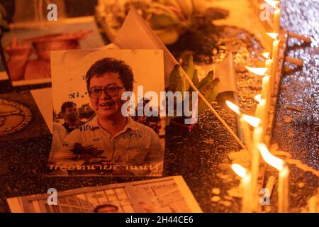 Bangkok, Thailand. Oktober 2021. Kerzen leuchten um ein Porträt von Arnon Nampa während des Protestes.Pro-Demokratie-Demonstranten versammelten sich in Ratchaprasong Junction, um den Rücktritt von Prayut Chan-O-Cha und die Aufhebung des lèse-majesté-Gesetzes (Abschnitt 112 des thailändischen Strafgesetzbuches) zu fordern. (Foto: Phobthum Yingpaiboonsuk/SOPA Images/Sipa USA) Quelle: SIPA USA/Alamy Live News Stockfoto