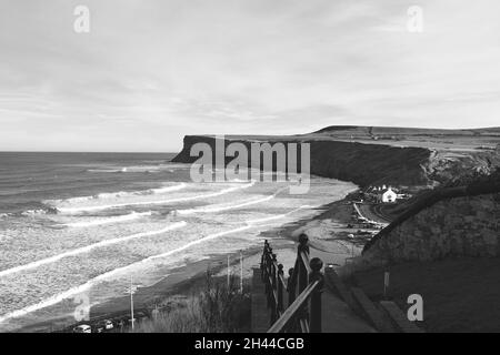 Schwarz-Weiß-Bild von dem schönen, historischen Ferienort Saltburn, Nordostengland, in südöstlicher Richtung nach Huntcliff schauen. Stockfoto