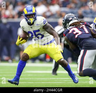 Houston, Texas, USA. 31. Oktober 2021: Los Angeles Rams läuft zurück Sony Michel (25) trägt den Ball während eines NFL-Spiels zwischen Houston und den Los Angeles Rams am 31. Oktober 2021 in Houston, Texas. (Bild: © Scott Coleman/ZUMA Press Wire) Stockfoto