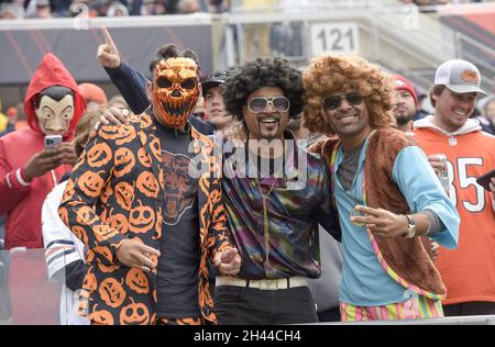 Chicago, Usa. Oktober 2021. Chicago Bears Fans kommen in den Halloween Spirit, als die Bären am Sonntag, den 31. Oktober 2021, die San Francisco 49ers auf dem Soldier Field in Chicago treffen. Foto von Mark Black/UPI Credit: UPI/Alamy Live News Stockfoto