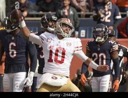 Chicago, Usa. Oktober 2021. Jimmy Garoppolo, der Quarterback der San Francisco 49ers, hat am Sonntag, den 31. Oktober 2021, den Ball nach seinem dritten Viertelniederschlag gegen die Chicago-Bären auf dem Soldier Field in Chicago auf die Spike gebracht. 49ers gewann 33-22. Foto von Mark Black/UPI Credit: UPI/Alamy Live News Stockfoto