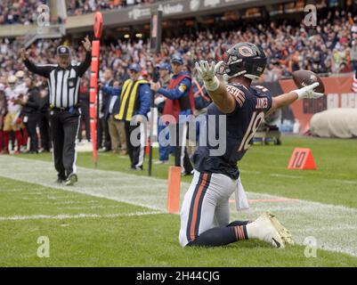 Chicago, Usa. Oktober 2021. Chicago-Bären Jesse James feiert am Sonntag, den 31. Oktober 2021, seinen Touchdown im zweiten Quartal gegen die San Francisco 49ers im Soldier Field in Chicago. Foto von Mark Black/UPI Credit: UPI/Alamy Live News Stockfoto