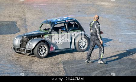 Der weltberühmte Stuntfahrer Terry Grant, der beim Flame & Thunder Event am Santa Pod Race Way im Oktober 2021 eine gefährliche Stunt Show ablegt Stockfoto