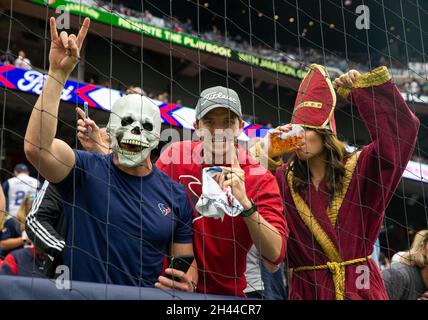 Houston, Texas, USA. 31. Oktober 2021: Houston Texans Fans tragen Kostüme während des Halloween-Tages NFL-Spiels zwischen Houston und den Los Angeles Rams am 31. Oktober 2021 in Houston, Texas. (Bild: © Scott Coleman/ZUMA Press Wire) Stockfoto