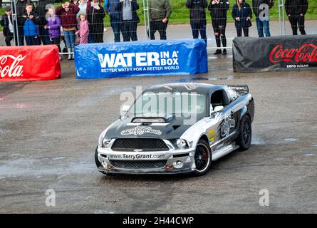 Der weltberühmte Stuntfahrer Terry Grant, der beim Flame & Thunder Event am Santa Pod Race Way im Oktober 2021 eine gefährliche Stunt Show ablegt Stockfoto