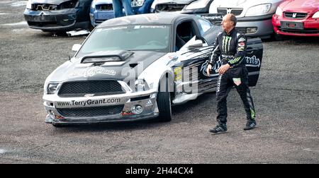 Der weltberühmte Stuntfahrer Terry Grant, der beim Flame & Thunder Event am Santa Pod Race Way im Oktober 2021 eine gefährliche Stunt Show ablegt Stockfoto