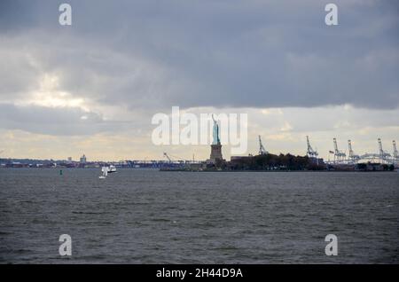 Usa. Oktober 2021. Die Freiheitsstatue ist am 30. Oktober 2021 aus der Ferne in New York City zu sehen. (Foto von Ryan Rahman/Pacific Press) Quelle: Pacific Press Media Production Corp./Alamy Live News Stockfoto