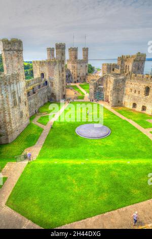 Im Sommer ist das Caernarfon Castle in Nordwales, Großbritannien, zu sehen Stockfoto