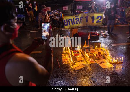 Bangkok, Thailand. Oktober 2021. Ein Protestierender fotografiert während des Protestes Kerzen, die 112 Licht bilden (Abschnitt 112 des thailändischen Strafgesetzbuches).Pro-Demokratie-Demonstranten versammelten sich in Ratchaprasong Junction, um den Rücktritt von Prayut Chan-O-Cha und die Aufhebung des lèse-majesté-Gesetzes (Abschnitt 112 des thailändischen Strafgesetzbuches) zu fordern. (Foto: Phobthum Yingpaiboonsuk/SOPA Images/Sipa USA) Quelle: SIPA USA/Alamy Live News Stockfoto