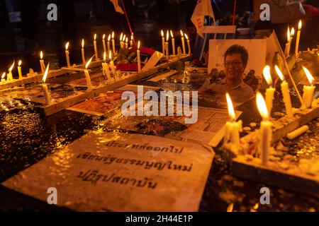 Bangkok, Thailand. Oktober 2021. Kerzen leuchten um ein Porträt von Arnon Nampa während des Protestes.Pro-Demokratie-Demonstranten versammelten sich in Ratchaprasong Junction, um den Rücktritt von Prayut Chan-O-Cha und die Aufhebung des lèse-majesté-Gesetzes (Abschnitt 112 des thailändischen Strafgesetzbuches) zu fordern. (Foto: Phobthum Yingpaiboonsuk/SOPA Images/Sipa USA) Quelle: SIPA USA/Alamy Live News Stockfoto