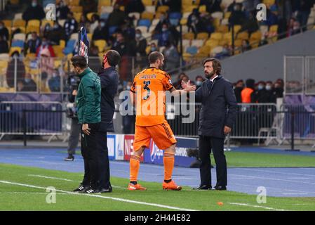 KIEW, UKRAINE - 20. OKTOBER 2020: Spieler Giorgio Chiellini und Cheftrainer Andrea Pirlo von Juventus beim UEFA Champions League-Spiel gegen Dynamo Kiew im NSC Olimpiyskyi-Stadion Stockfoto