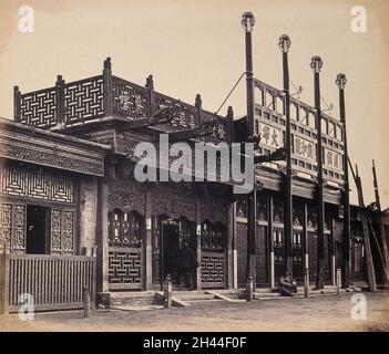 Peking, China: Eine prunkvolle Ladenfassade im Viertel Tartar. Foto von Felice Beato, 1860. Stockfoto