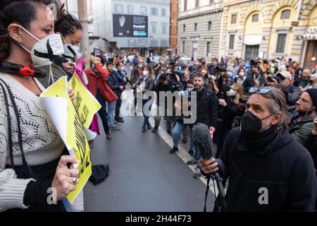 Rom, Italien. Oktober 2021. Einige Aktivisten der Bewegung „Extinction Rebellion“ ketteten sich an ein Tor am Eingang des Forums von Trajan in Rom (Foto: Matteo Nardone/Pacific Press) Quelle: Pacific Press Media Production Corp./Alamy Live News Stockfoto