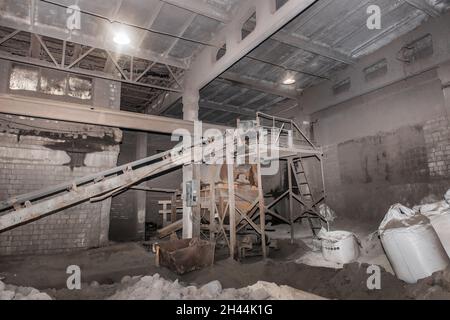 Altes Förderband in der Industriewerkstatt der Fabrik oder des Unternehmens für die Verarbeitung von Sand, Boden und Land Fabrik. Stockfoto