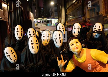 Hongkong, China. Oktober 2021. Menschen mit Masken posieren für Fotos während der Halloween-Feier. (Foto von Alex Chan Tsz Yuk/SOPA Images/Sipa USA) Quelle: SIPA USA/Alamy Live News Stockfoto