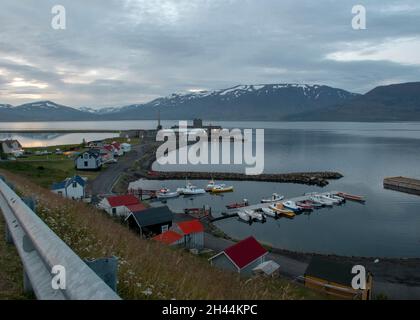 Nachtlandschaft am Hafen hörgársveit in Island Stockfoto