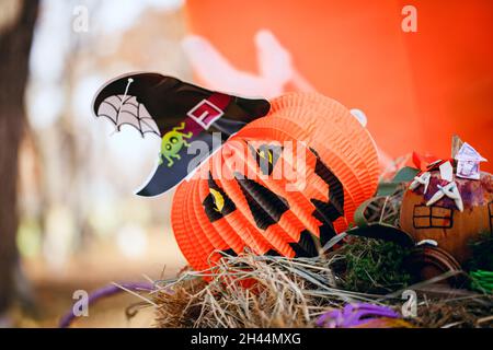 DIY Handwerk für Halloween. Dekorationen für den Halloween Urlaub mit eigenen Händen gemacht. Hintergrund für den Halloween Urlaub. Papierbasteln, Kürbisse Stockfoto
