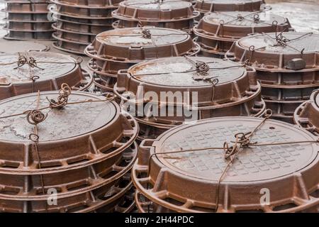 Alte rostige Schächte werden gepackt und im Freien gelagert. Stockfoto