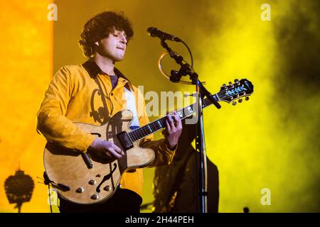 San Francisco, Kalifornien, USA. Oktober 2021. Ezra Koenig of Vampire Weekend tritt während des Outside Lands Music and Arts Festivals 2021 im Golden Gate Park am 30. Oktober 2021 in San Francisco, Kalifornien, auf. Quelle: Chris Tuite/Image Space/Media Punch/Alamy Live News Stockfoto