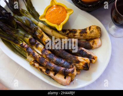 Gegrillte Kalotten mit Romesco-Sauce Stockfoto