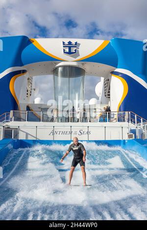 FlowRider Surfsimulator Fahrt auf dem Royal Caribbean 'Anthem of the Seas'-Kreuzschiff, Southampton, Hampshire, England, Vereinigtes Königreich Stockfoto