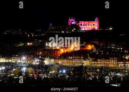 Blick über den Fluss Esk in Richtung Whitby Abbey mit Illuminations in North Yorkshire, Großbritannien Stockfoto