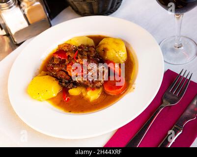 Leckere Schulter von Lamm im Ofen mit Kartoffeln und geschmortes Gemüse gebacken Stockfoto