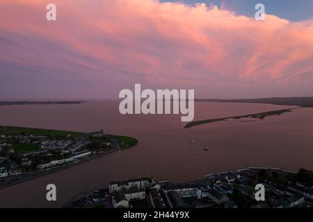 Drohnenbild der Stadt Dungarvan, County Waterford bei Sonnenuntergang Stockfoto