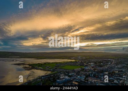 Drohnenbild der Stadt Dungarvan, County Waterford bei Sonnenuntergang Stockfoto