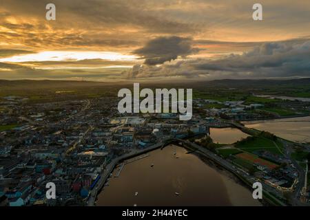 Drohnenbild der Stadt Dungarvan, County Waterford bei Sonnenuntergang Stockfoto