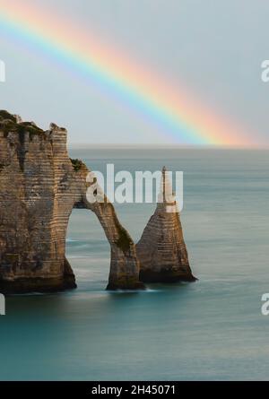 Étretat ist vor allem für seine Kreidefelsen bekannt, darunter drei natürliche Bögen und eine spitze Formation namens Aiguille oder die Nadel Stockfoto