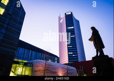 Leipzig, Deutschland - 28. Oktober 2021: Stadtbild von Leipzig mit (RTL) Gottfried Wilhelm Leibniz-Denkmal, City-Hochhaus, Universität, Universitätskirche Stockfoto