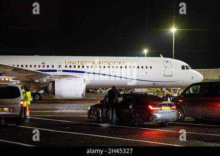 Glasgow, Schottland, Großbritannien. Oktober 2021. IM BILD: Der britische Premierminister Boris Johnson landet auf dem internationalen Flughafen Glasgow zur COP26-Klimakonferenz in Schottland, nachdem er von der G20 in Italien aus in die USA kam. Ich sah, wie ich seine rote Aktentasche hielt, bevor ich in sein Privatauto stieg. Quelle: Colin Fisher/Alamy Live News Stockfoto