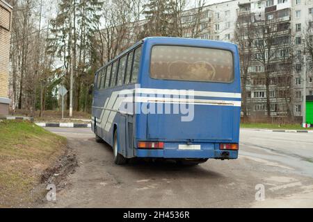 Der Bus ist geparkt. Ein Linienbus wartet auf Fahrgäste. Transport in der Stadt. Blauer großer Bus Rückansicht. Stockfoto