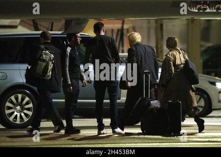 Glasgow, Schottland, Großbritannien. Oktober 2021. IM BILD: Der britische Premierminister Boris Johnson landet auf dem internationalen Flughafen Glasgow zur COP26-Klimakonferenz in Schottland, nachdem er von der G20 in Italien aus in die USA kam. Ich sah, wie ich seine rote Aktentasche hielt, bevor ich in sein Privatauto stieg. Quelle: Colin Fisher/Alamy Live News Stockfoto