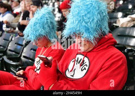 Atlanta, Usa. Oktober 2021. Doug (R) mit Tochter Sydney aus Atlanta und als Ding 1 und Ding 2 für Halloween gekleidet Verbringen Sie Zeit in den sozialen Medien vor den Houston Astros-Atlanta Braves in Spiel fünf in der MLB World Series im Truist Park am Sonntag, 31. Oktober 2021 in Atlanta, Georgia. Houston steht vor einem Ausscheidungsspiel, das Atlanta 3-1 in der Serie hinterherhinkt. Foto von David Tulis/UPI Credit: UPI/Alamy Live News Stockfoto