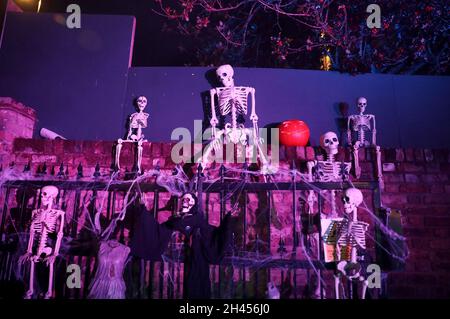 London, Großbritannien. Oktober 2021. Das am 31. Oktober 2021 aufgenommene Foto zeigt Halloween-Dekorationen in London, Großbritannien. Kredit: Li Ying/Xinhua/Alamy Live Nachrichten Stockfoto