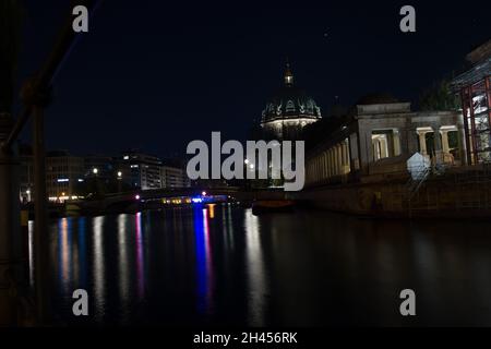 Berlin bei Nacht während der Blauen Stunde mit Einem wunderschönen Blick von der Museumsinsel auf der Spree auf das Reichstagsgebäude. Stockfoto