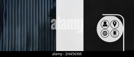 Weißes rundes Aufhängeetikett mit lcation Telefon Symbol auf schwarzer Wand und modernem Design Linie der Architektur Banner Hintergrund Stockfoto