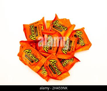 Ein Stapel von Reese's Erdnussbutterbechern in leuchtend orangefarbenen Verpackungen, hergestellt aus Milchschokolade, einem leckeren glutenfreien Leckerbissen oder Snack. Stockfoto