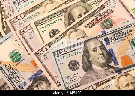 Ein Haufen Geld, US-Währung, 50- und 100-Dollar-Scheine, gesetzliches Zahlungsmittel in den Vereinigten Staaten von Amerika, Federal Reserve Notes Stockfoto