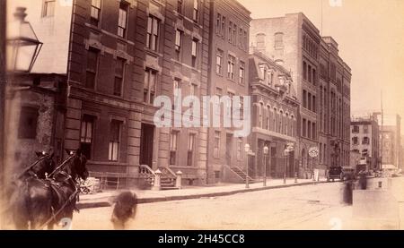 Bellevue Hospital, New York City: Die Straße mit dem Eingang der Krankenschwestern ("Krankenschwestern" in Stein gemeißelt) neben der Manhattan Chapel. Foto. Stockfoto