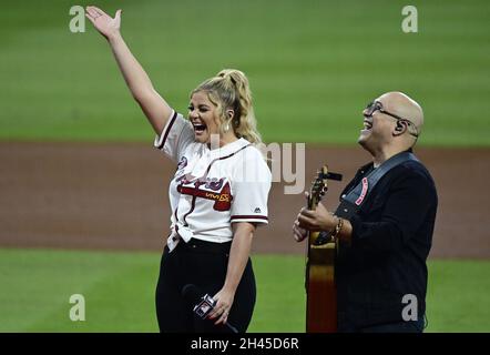 Atlanta, Usa. Oktober 2021. Lauren Alaina singt die Nationalhymne vor den Houston Astros-Atlanta Braves im fünften Spiel der MLB World Series im Truist Park am Sonntag, dem 31. Oktober 2021 in Atlanta, Georgia. Houston steht vor einem Ausscheidungsspiel, das Atlanta 3-1 in der Serie hinterherhinkt. Foto von David Tulis/UPI Credit: UPI/Alamy Live News Stockfoto