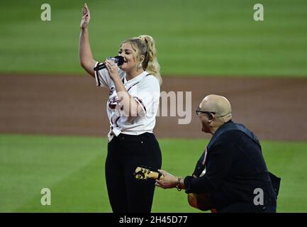 Atlanta, Usa. Oktober 2021. Lauren Alaina singt die Nationalhymne vor den Houston Astros-Atlanta Braves im fünften Spiel der MLB World Series im Truist Park am Sonntag, dem 31. Oktober 2021 in Atlanta, Georgia. Houston steht vor einem Ausscheidungsspiel, das Atlanta 3-1 in der Serie hinterherhinkt. Foto von David Tulis/UPI Credit: UPI/Alamy Live News Stockfoto